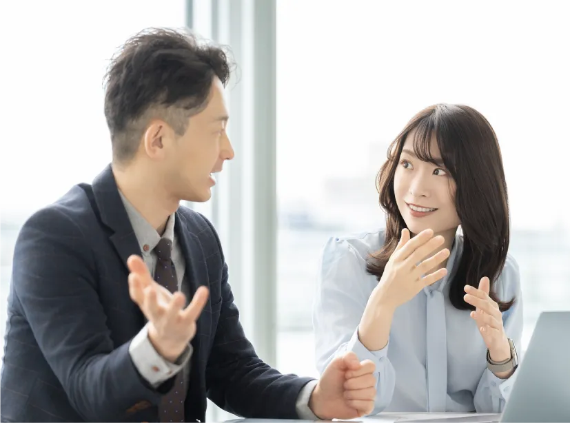 打ち合わせをするビジネスパーソン
